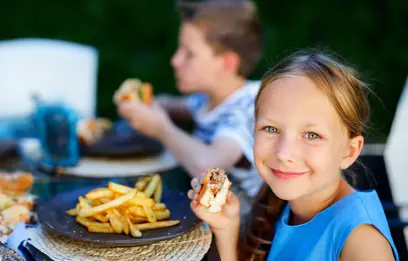 Gourmet-Burger mit Fokus auf exquisiten Zutaten