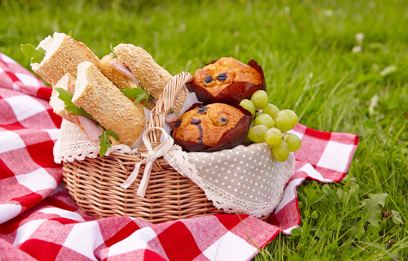 Genießt euer mitgebrachtes Picknick im Park
